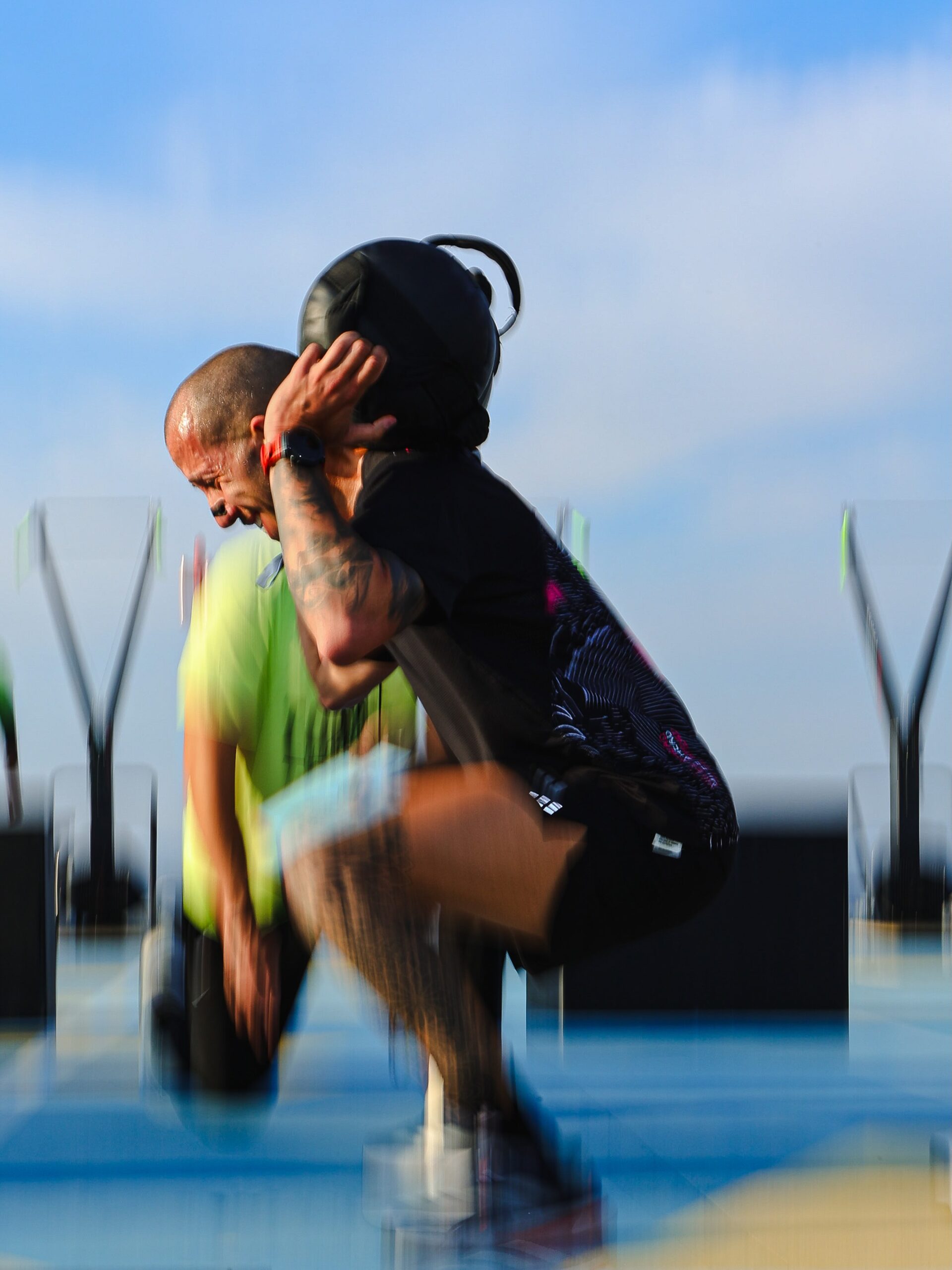Atleta treinando com sandbag Cross Sports