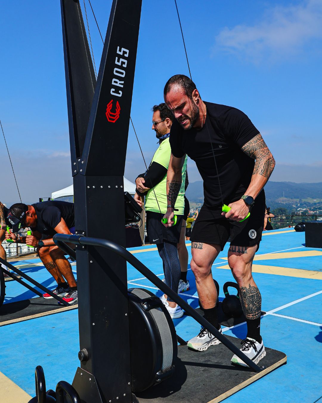 Atleta treinando na torre funcional Cross Sports
